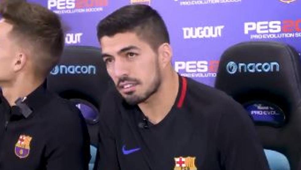 Suarez phấn khích tột độ thách đấu Play Station với đồng đội