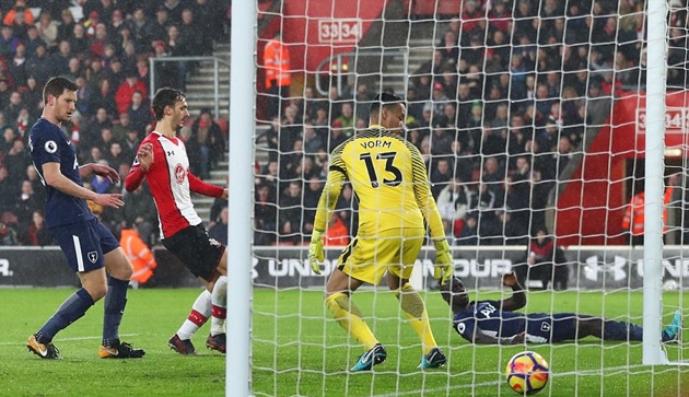 Hàng thủ Tottenham ngơ ngác trước pha đá phản lưới nhà của Davinson Sanchez