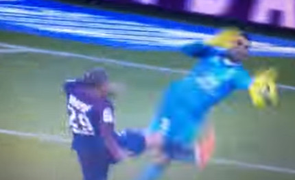 Pha va chạm nguy hiểm giữa Enorme và Mbappe