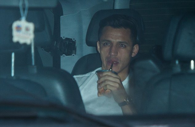 Ảnh bài viết Alexis Sanchez lần đầu đi xe đến sân tập Carrington
