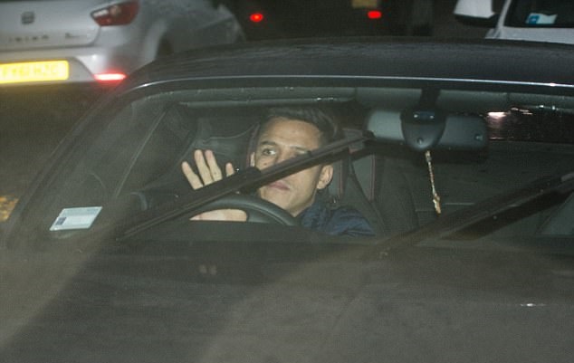 Ảnh bài viết Mưa giăng kín lối không ngăn được Sanchez tới sân tập M.U