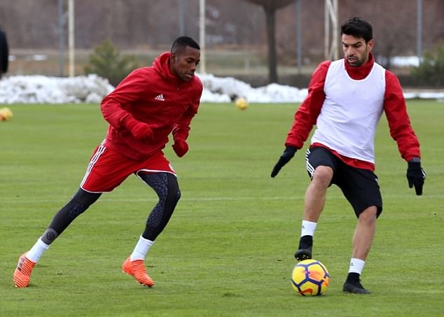 Án tù lơ lửng, Robinho vẫn tập luyện sung sức