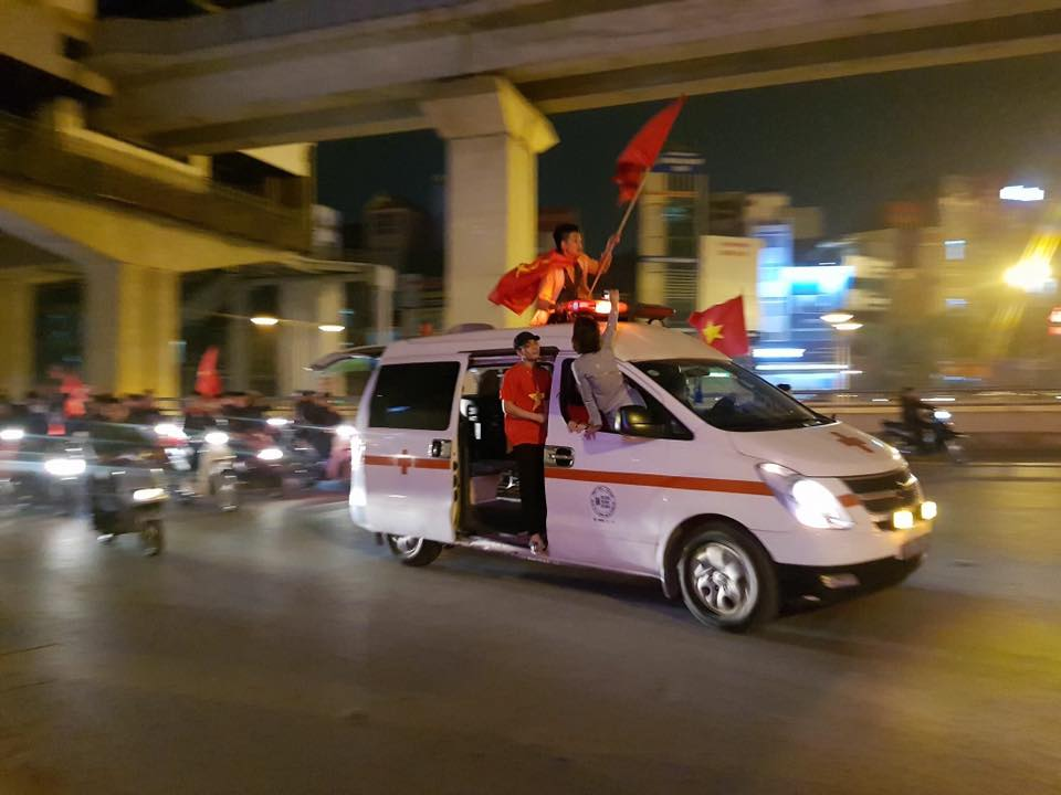 Ảnh bài viết CĐV Việt Nam ăn mừng 'quên lối về': Xe tang, xe cứu thương... nhập hội