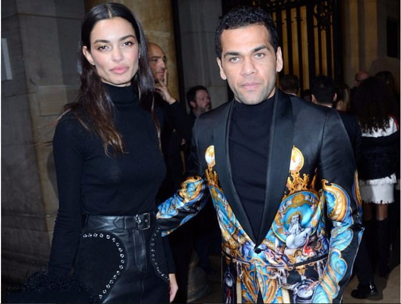 Dani Alves diện đồ như hoàng đế đi xem vợ trẻ diễn thời trang