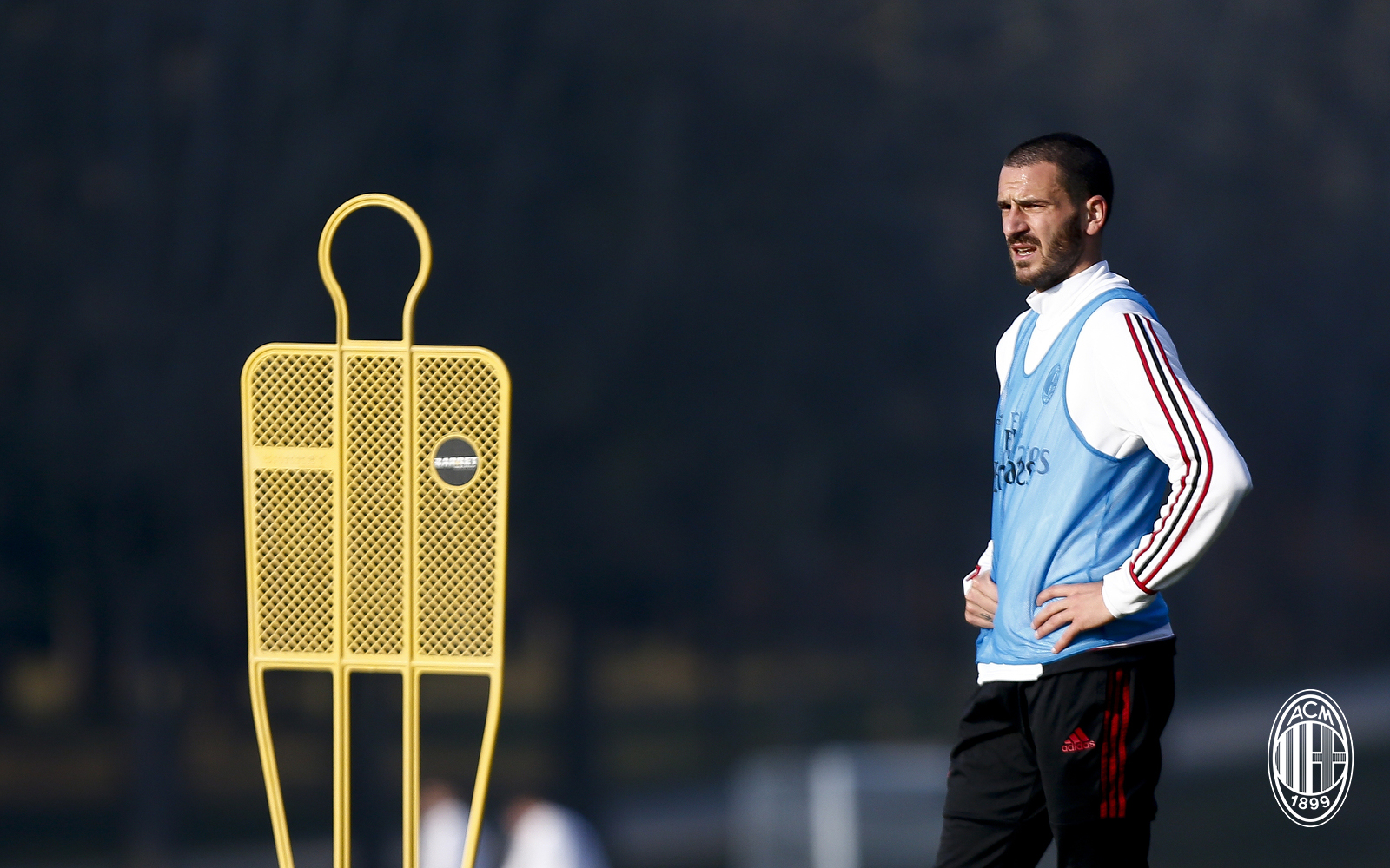 Ảnh bài viết Trời nắng, tập mệt, sao Milan khó chịu ra mặt