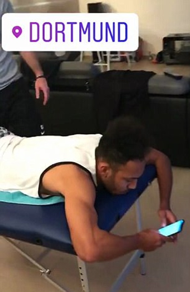 Ảnh bài viết Aubameyang bình thản đi massage, chờ Arsenal chốt giá