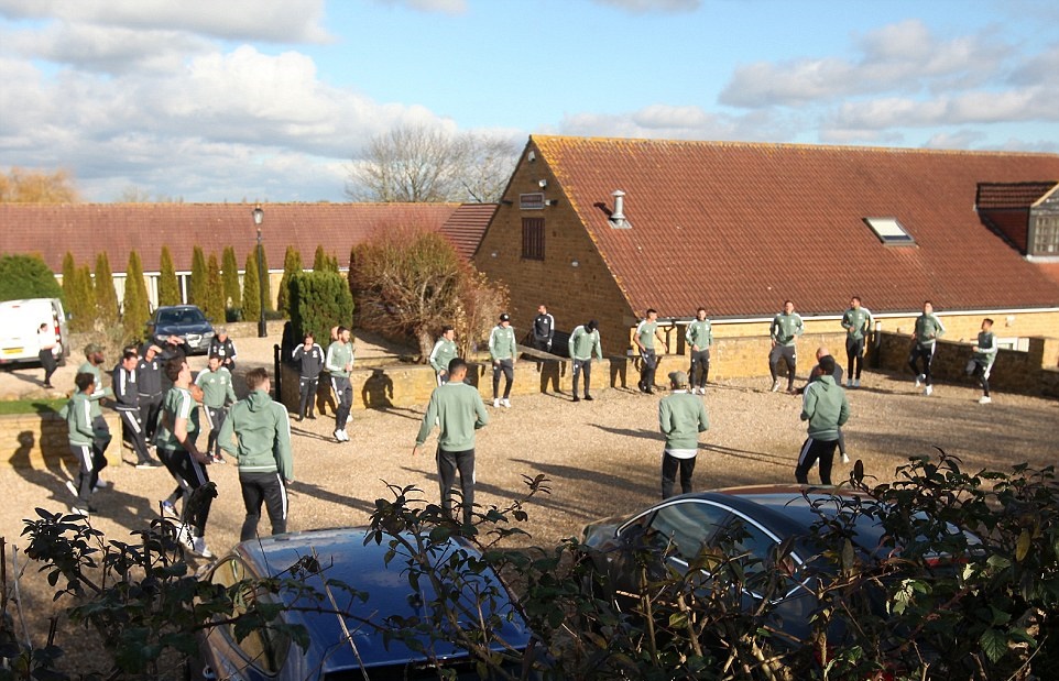 Ảnh bài viết Sanchez cùng dàn sao Man Utd tập luyện ở... bãi giữ xe