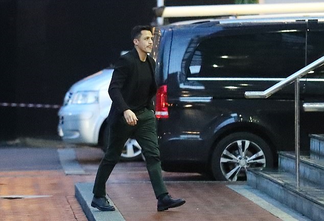 Ảnh bài viết Sanchez dắt cún cưng tới Lowry, chờ ra mắt Man Utd