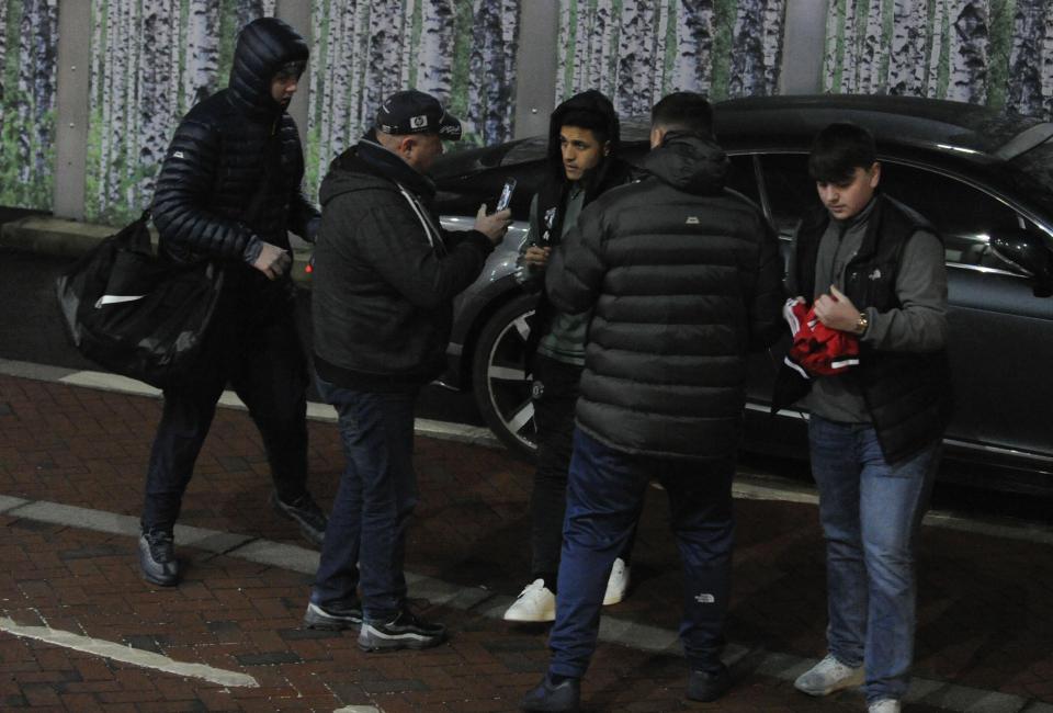 Ảnh bài viết CĐV vây kín Alexis Sanchez sau trận ra mắt hoàn hảo