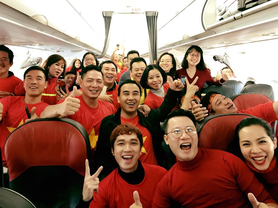 Hoàng Bách cùng dàn nghệ sỹ Việt sang Trung Quốc "tiếp lửa" U23 Việt Nam