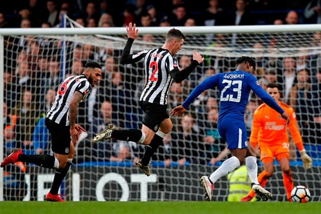 Ảnh bài viết Hậu vệ Newcastle bất lực trước khả năng săn bàn của Batshuayi