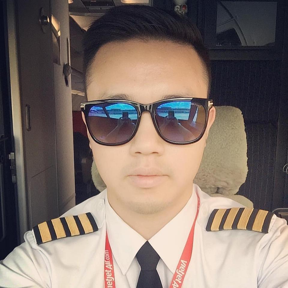 Nhan sắc không kém 'soái ca' của cơ trưởng đón U23 về nước 
