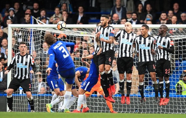 Siêu phẩm sút phạt của Marcos Alonso vào lưới Newcaslte