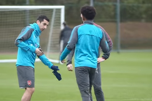 'Ma mới' Mkhitaryan liên tục nhận được sự quan tâm từ các cầu thủ Arsenal