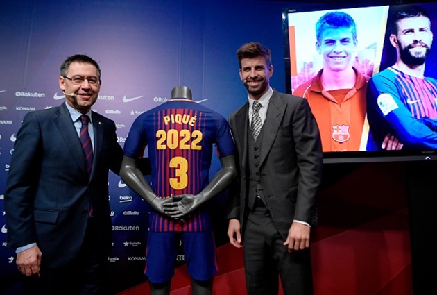 Ảnh bài viết Pique rạng rỡ trong ngày công bố hợp đồng mới với Barcelona
