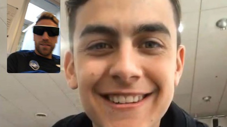 Dybala giơ ngón tay thối trêu chọc đàn anh đồng hương