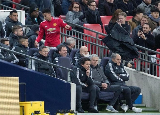 Ảnh bài viết Bị Mourinho thay ra, Jesse Lingard ném áo giận dữ