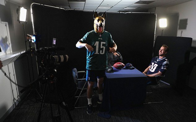 Eric Dier hóa... "chó" trước trận Super Bowl 
