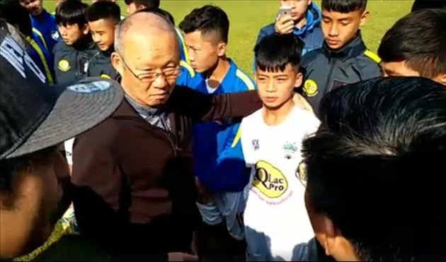 HLV Park Hang Seo có lời khuyên bổ ích với tài năng trẻ Học viện HAGL JMG