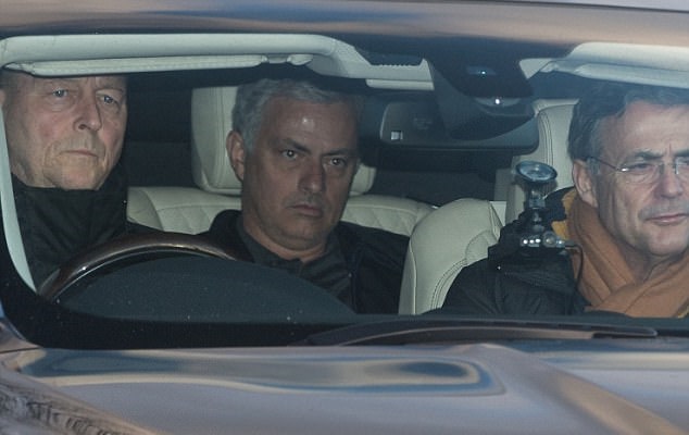 Ảnh bài viết Mourinho mặt lạnh tanh trên đường đến sân tập Man Utd