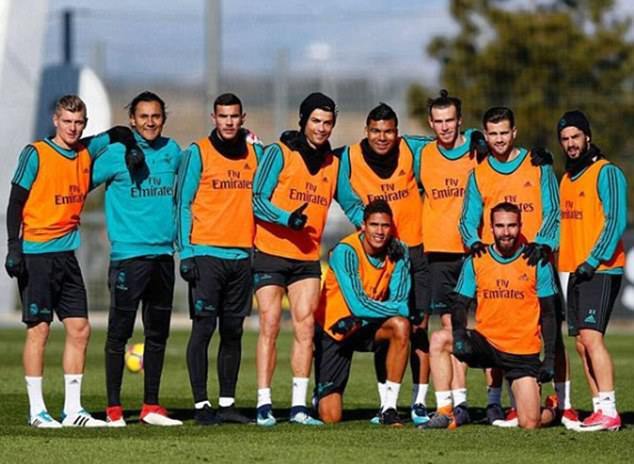 Ảnh bài viết Cristiano Ronaldo khéo léo khoe cơ đùi rắn chắc