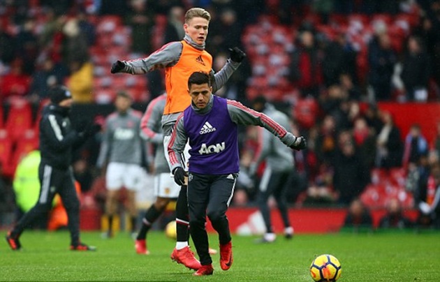 Ảnh bài viết Sanchez trông nhỏ bé so với đàn em trên sân Old Trafford