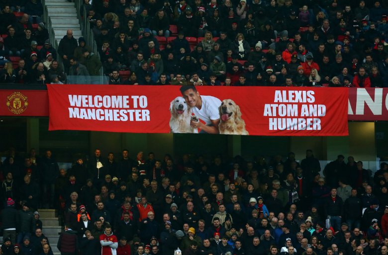 Ảnh bài viết Chó cưng Sanchez được vinh danh trên khán đài Old Trafford
