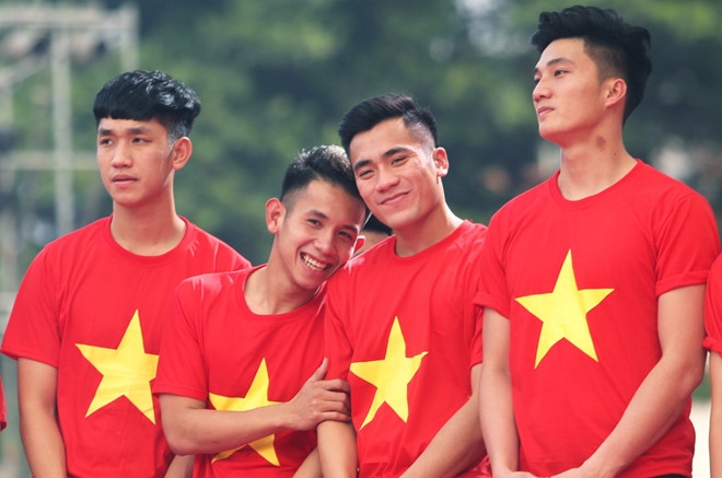 Dàn sao U23 Việt Nam tươi tắn trên lễ đài, chau mày dưới ghế đại biểu