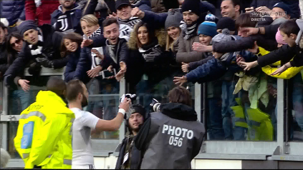 Higuain bắt chước Hazard tặng áo theo yêu cầu từ fan nhí
