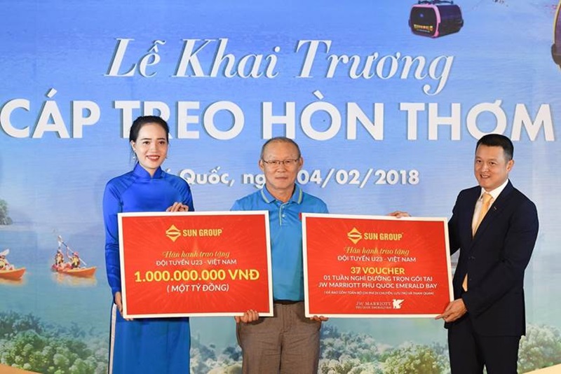 HLV Park Hang Seo đại diện U23 Việt Nam nhận 1 tỷ đồng và voucher nghỉ dưỡng tại JW Marriott Phu Quoc Emerald Bay 