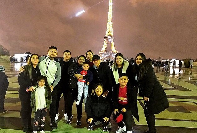 Ảnh bài viết Alexis Sanchez dẫn đại gia đình sang Paris mừng công