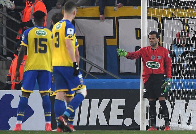Dani Alves xỏ găng bất đắc dĩ, chỉ đạo như thủ môn 'thứ thiệt'