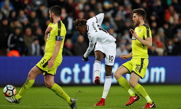 Ngụp lặn ở Premier League, nhưng Swansea vừa tạo ra kỉ lục thế kỉ