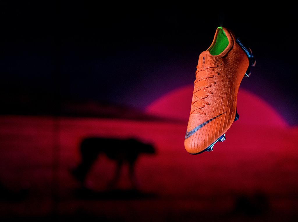 Ảnh bài viết Dàn sao bóng đá hớn hở trên tay 'vũ khí mới'