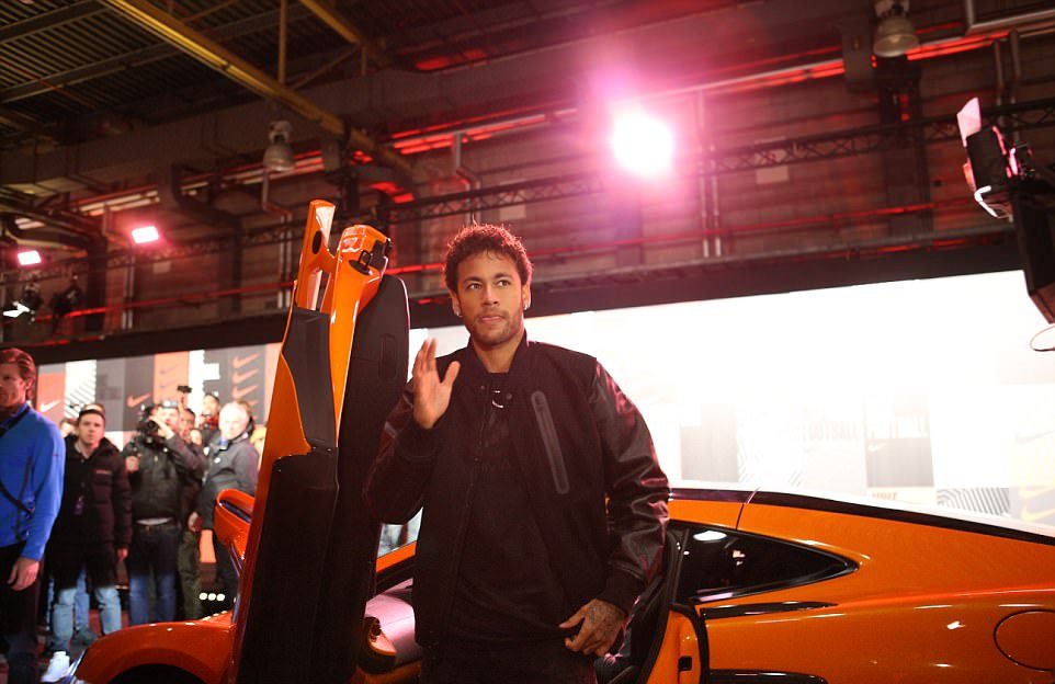 Ảnh bài viết Neymar, Sanchez ăn vận bảnh bao gặp huyền thoại Rô béo tại London