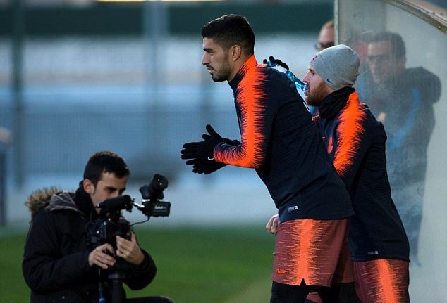 Valverde yêu cầu Luis Suarez cháy hết mình bất chấp thẻ phạt