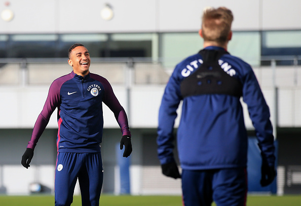 Ảnh bài viết Danilo cười thả ga trên sân tập, chờ Pep bố trí đá chính