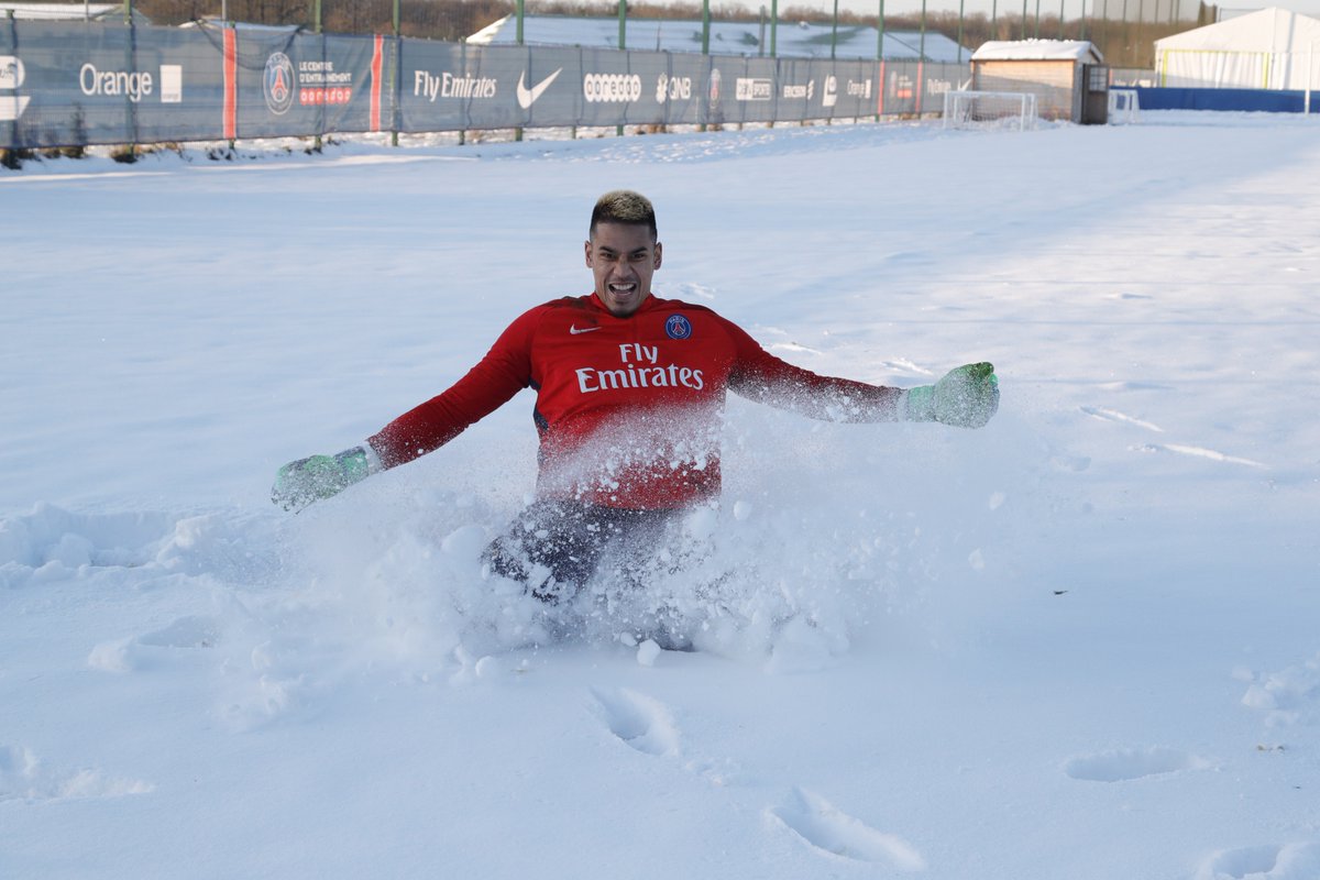 Ảnh bài viết Tuyết phủ trắng xóa, sao PSG biến sân tập thành ngày hội