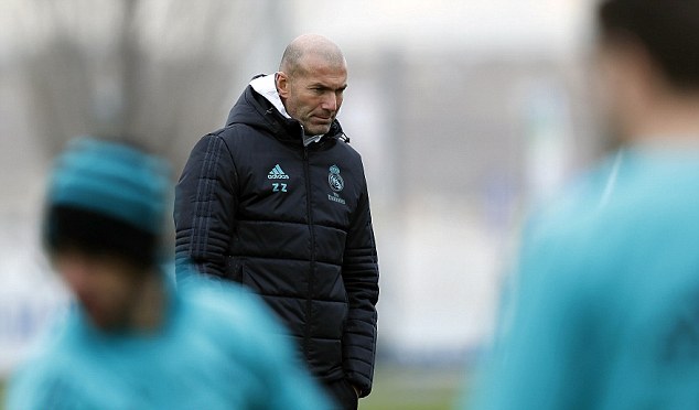 Zinedine Zidane trầm tư trước ma trận tin đồn