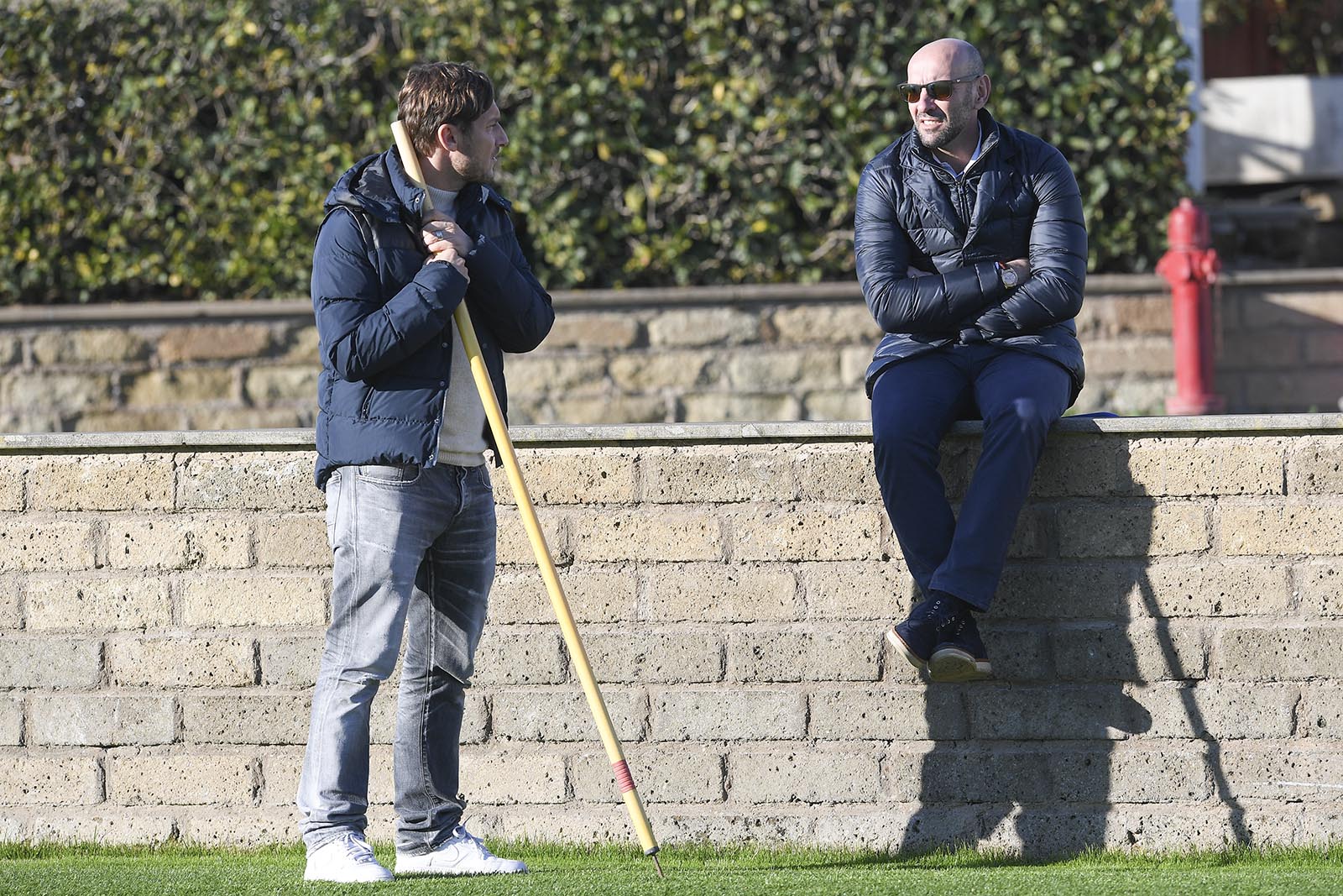 Totti tán dóc cùng 'bố già', mặc đàn em mệt nhoài dưới nắng