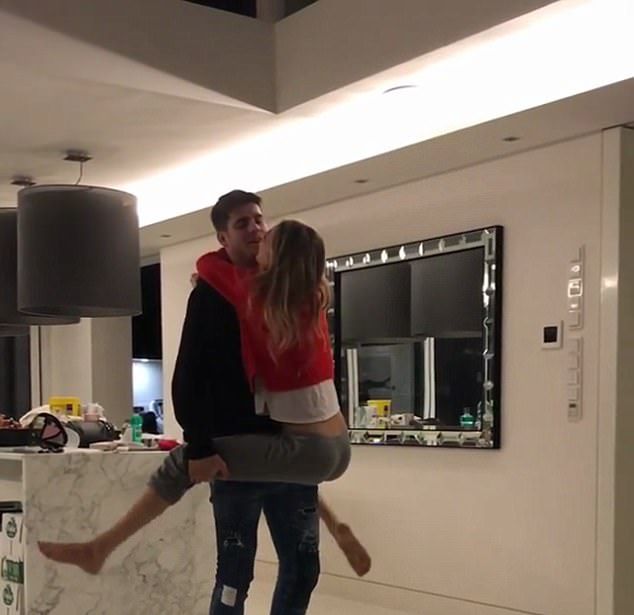 Ảnh bài viết Nghỉ dài hạn, Morata dành thời gian âu yếm vợ yêu