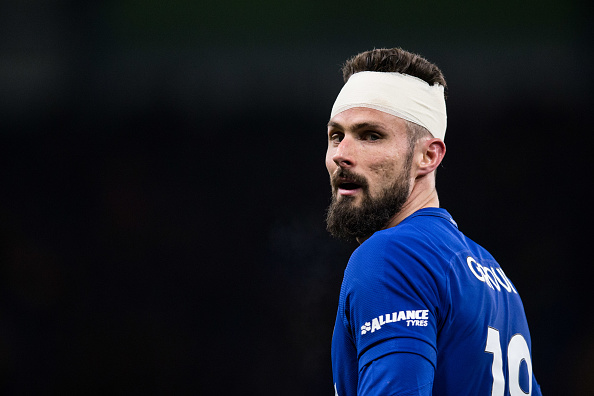 Ảnh bài viết Đầu quấn băng, Giroud vẫn cháy hết mình với màu áo xanh