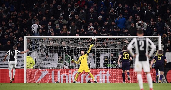 Ảnh bài viết Higuain "mắm môi mắm lợi" sút bay chiến thắng của Juventus