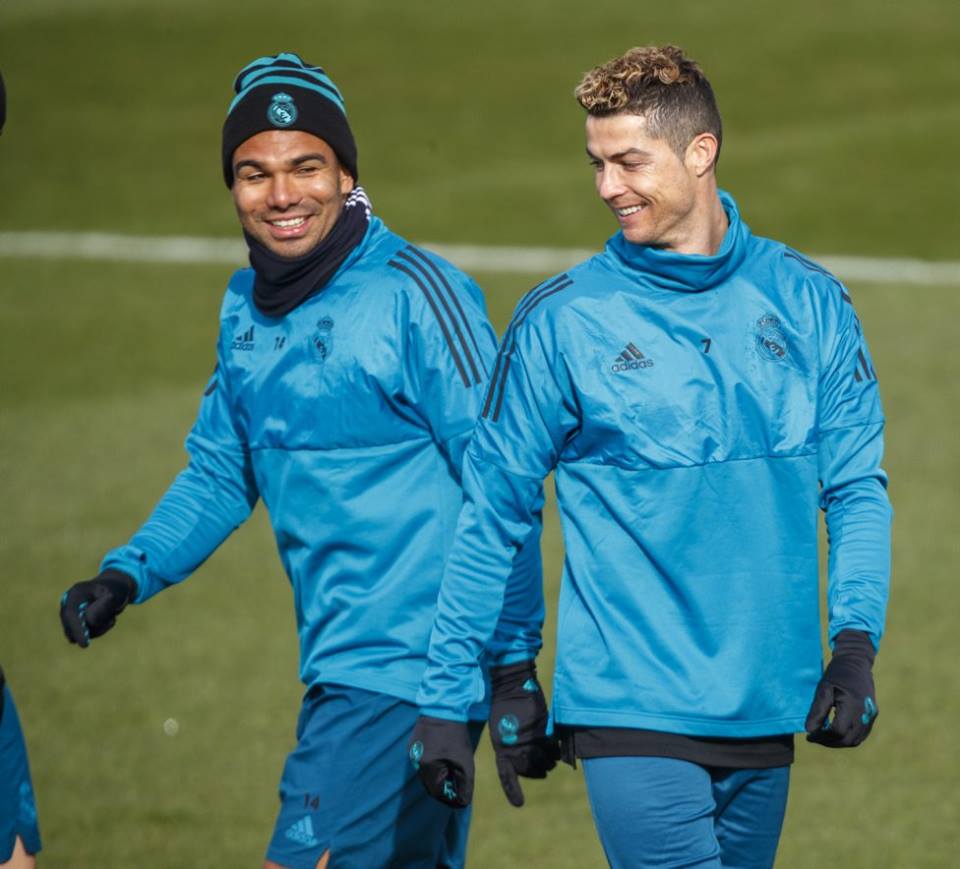 Ảnh bài viết Ronaldo 'cười yêu' với Casemiro trước trận đại chiến