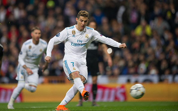 Bí ẩn trái bóng tự xê dịch trước khi Ronaldo sút phạt đền