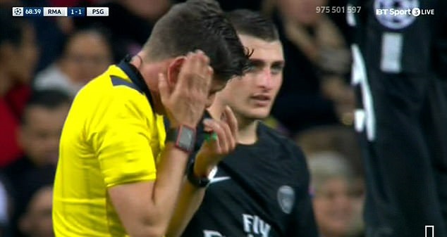 Bi hài cảnh trọng tài Rocchi lãnh trọn cú sút của Neymar