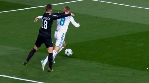 "Real Madrid ăn vạ, trọng tài đứng về chủ nhà"