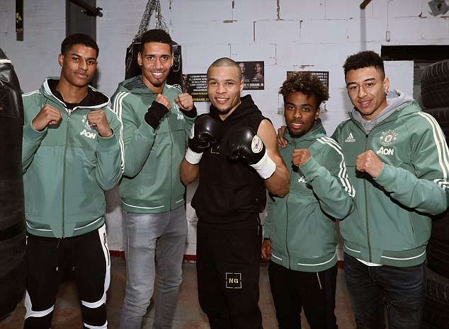 Ảnh bài viết Ngôi sao quyền anh hướng dẫn cầu thủ Man Utd đấm bốc