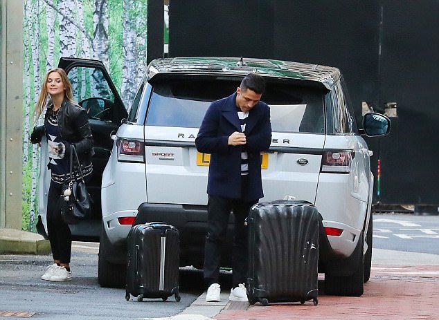 Sau tất cả, bạn gái theo Alexis Sanchez đến khách sạn Lowry