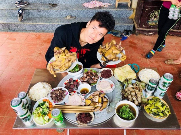 Bữa cơm ấm cúng đầu năm mới của gia đình Bùi Tiến Dũng